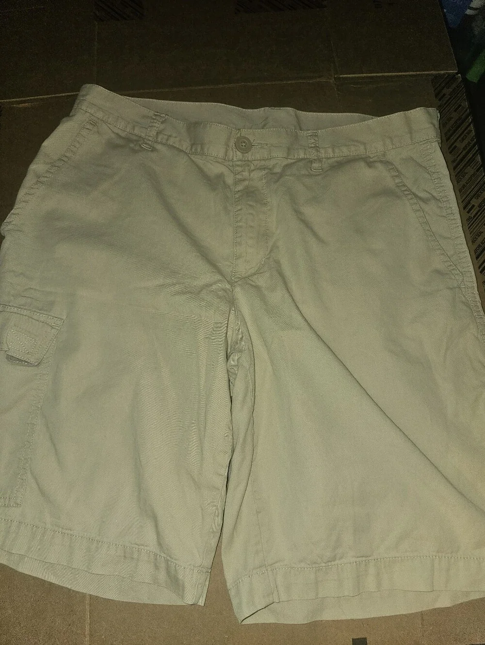 Columbia Men's khaki cargo shorts 34x10